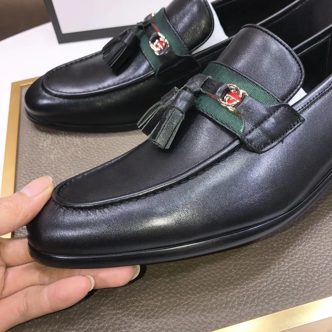 Factory batch 500💰Italy’s top luxury men’s shoe giant (GUCCI) (Gucci) (full cowhide lining) new arrival🍃Original European style🔰 Pleasant to the eye😍In order to make the shoes more durable and non-deformable🌀The production continues to follow traditional methods but there is still no lack of innovation💪The original sheepskin is selected for the leather♻️Smooth, natural and extra bright⭐Made of imported cowhide The rich man’s first choice 38-45 (45 customized)